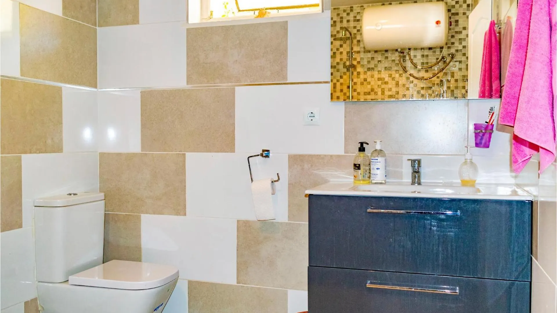 Beautiful Home In Urbanizacion La Capell Torremuelle Semesterbostad