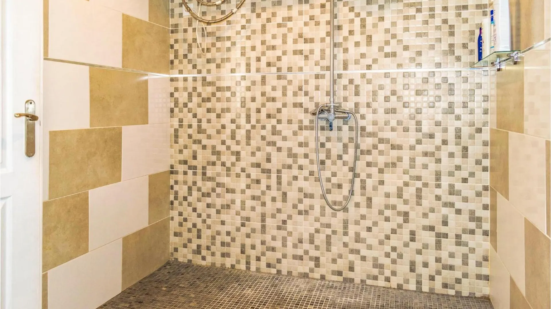 Semesterbostad Beautiful Home In Urbanizacion La Capell Torremuelle Spanien